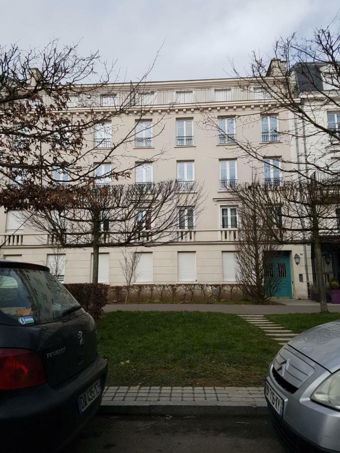Cosy Carre Elysee Apartment *
